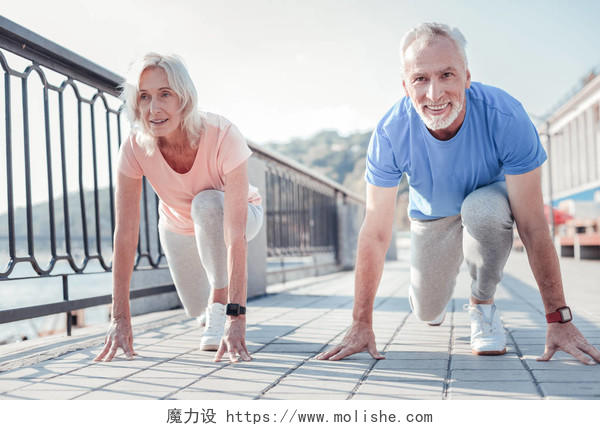 夫妻在准备起跑励志晚年幸福活力老人老人跑步运动健身跑步微笑的老人